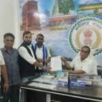 नवागढ़ में रेत लदे दो ट्रैक्टरों को छोड़े जाने का मामला, निष्पक्ष जांच की मांग; भीम रेजिमेंट ने कलेक्टर को सौंपा ज्ञापन