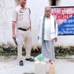 पिथौरा में अवैध महुआ शराब पर पुलिस की बड़ी कार्रवाई, 18 लीटर शराब के साथ 70 वर्षीय आरोपी गिरफ्तार