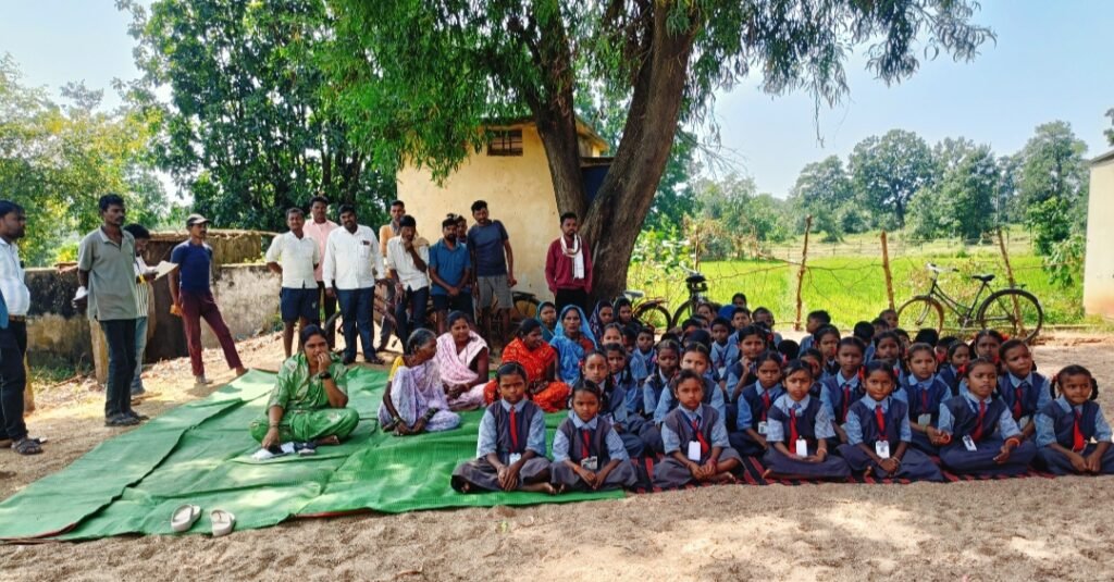 शिक्षक की मांग को लेकर प्राथमिक शाला में तालाबंदी, स्कूल के बाहर धरने पर बैठे पालक और बच्चे,