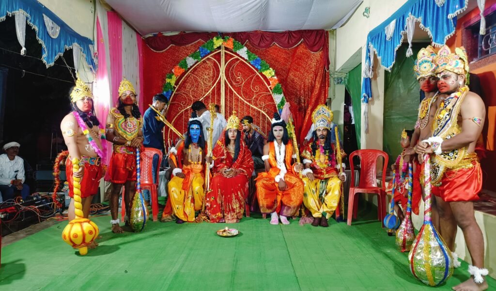 टेंगनाबासा में रावण दहन के बाद हुआ भव्य झांकी आयोजन, रामेश्वरम ग्रुप ने मेधावी छात्र-छात्राओं को किया सम्मानित,