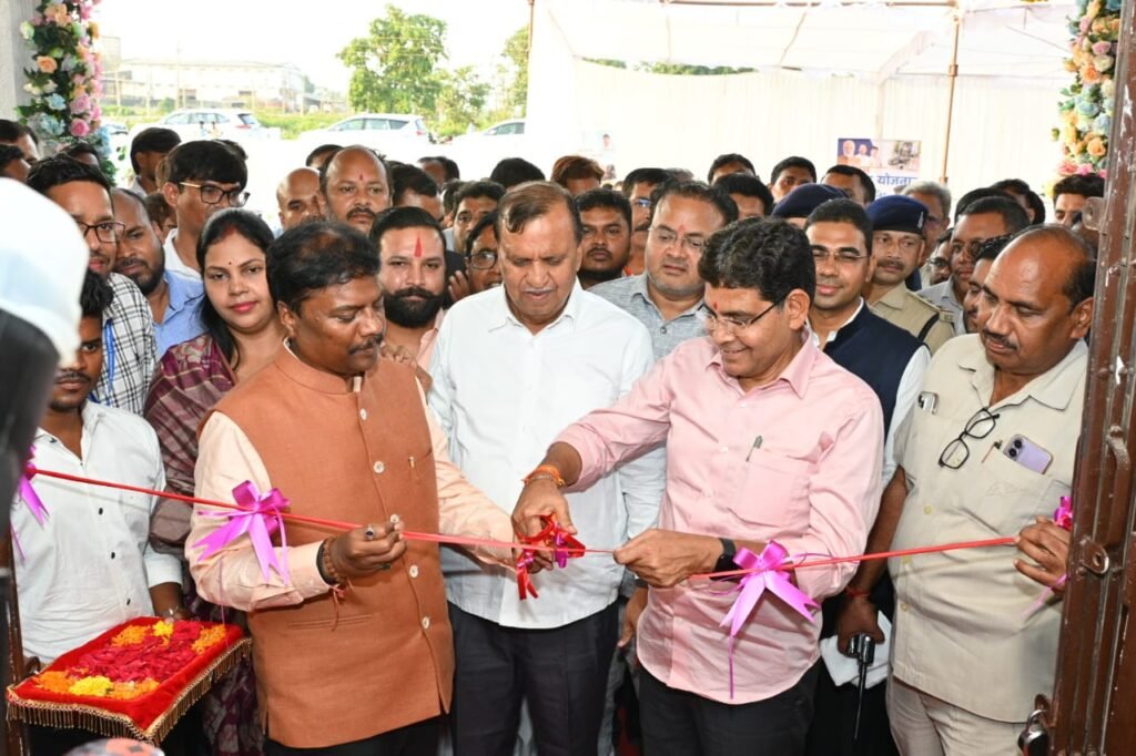 परिवहन मंत्री केदार कश्यप ने किया 1.74 करोड़ की लागत से बने भवन का लोकार्पण, सोनबरसा जंगल सफारी के लिए 4 नई जिप्सी और डेढ़ करोड़ के विकास कार्यों की घोषणा