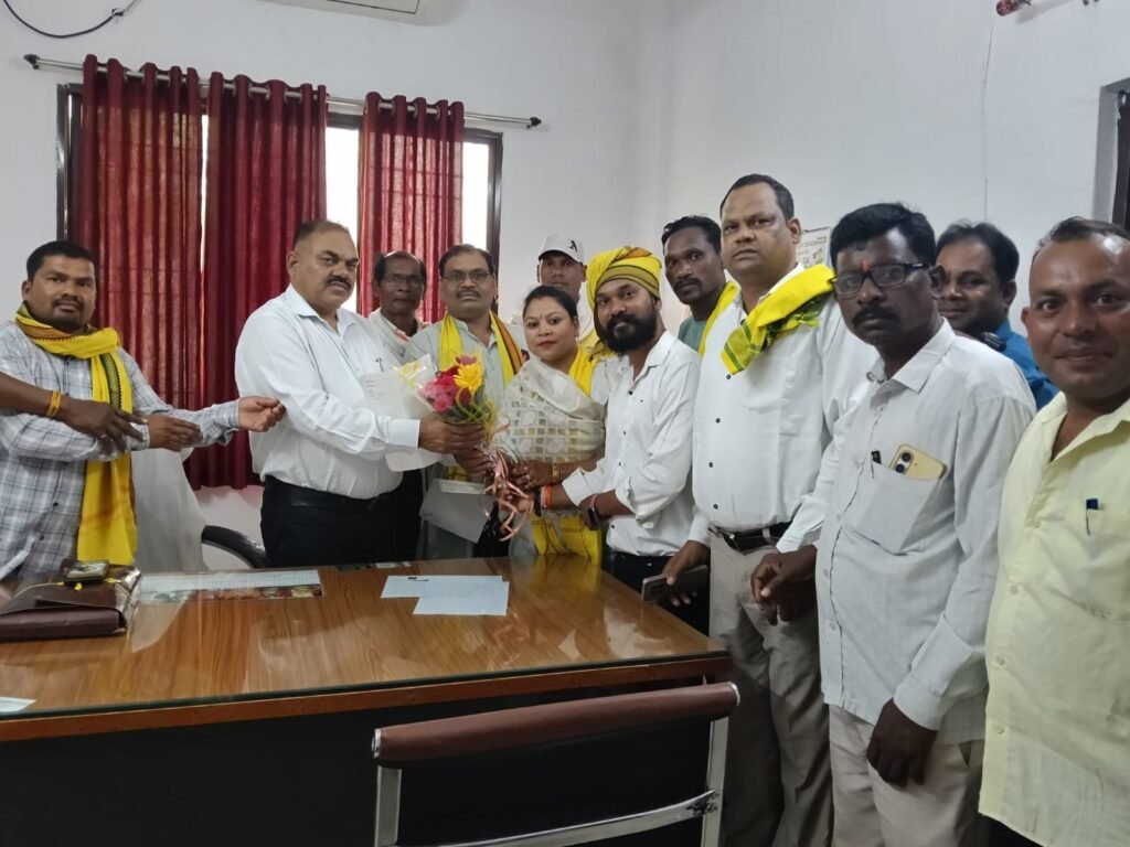 आदिवासी कांग्रेस बलौदाबाजार के पदाधिकारी छत्तीसगढ़ शासन द्वारा आदिम जाति विकास विभाग का नाम बदल कर जनजातीय कार्य विभाग करने के विरोध में कलेक्टर को ज्ञापन सौपा गया।